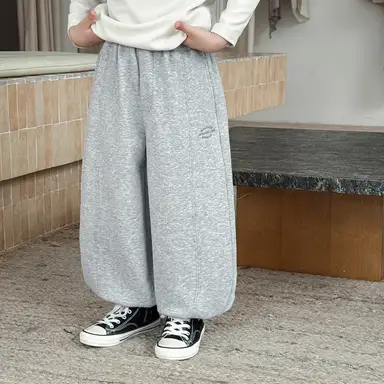 ライトグレー パンツ