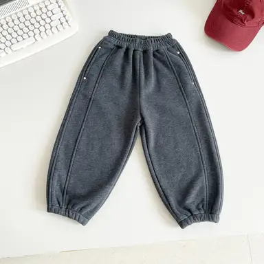 ダークグレー パンツ