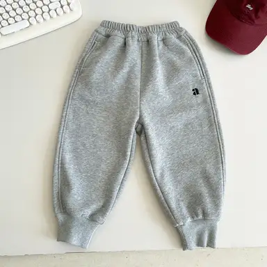 ライトグレー パンツ