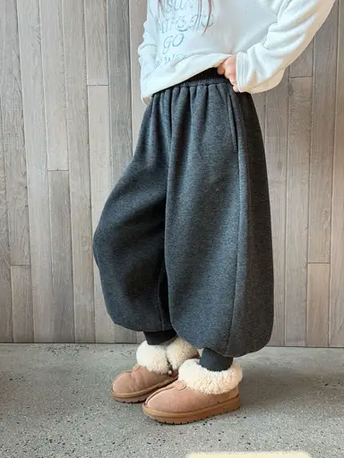 ダークグレー パンツ