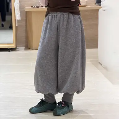 ライトグレー パンツ