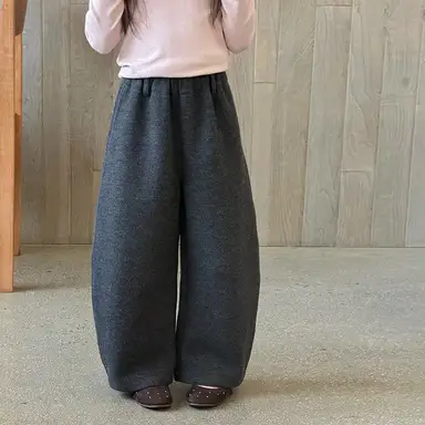 ダークグレー パンツ