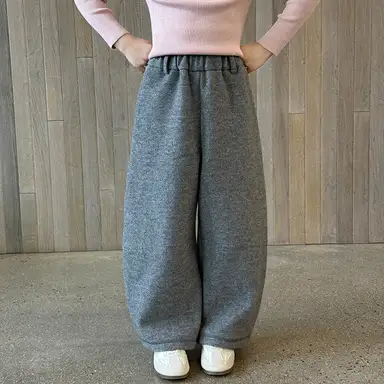 ライトグレー パンツ