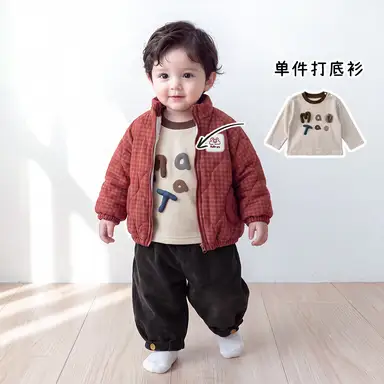 アイボリートップス + ブラックパンツ