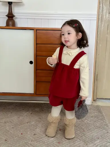 レッドベスト + レッドショートパンツ + アイボリートップス