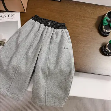 ライトグレー パンツ