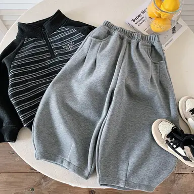ライトグレー パンツ