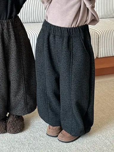 ダークグレー パンツ