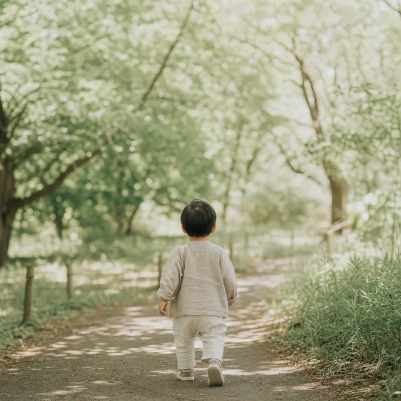 木立の道を歩く子ども